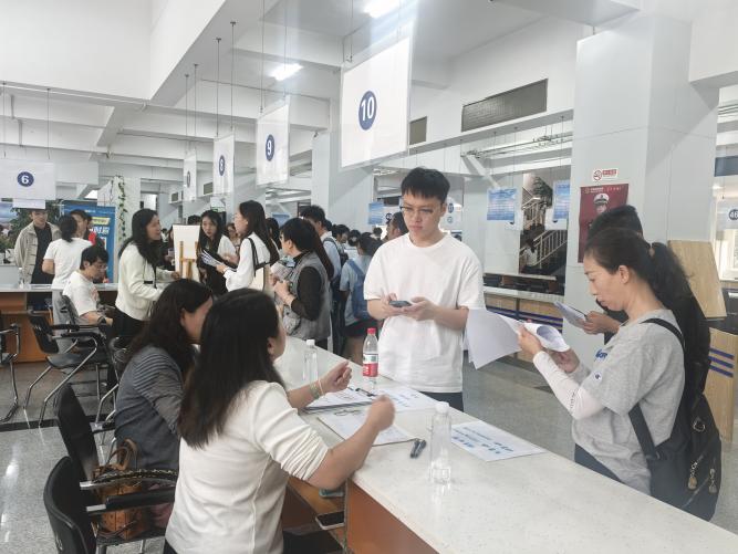 精准对接促就业：云南工商学院教育学院参加昆明市2025年秋季公、...
